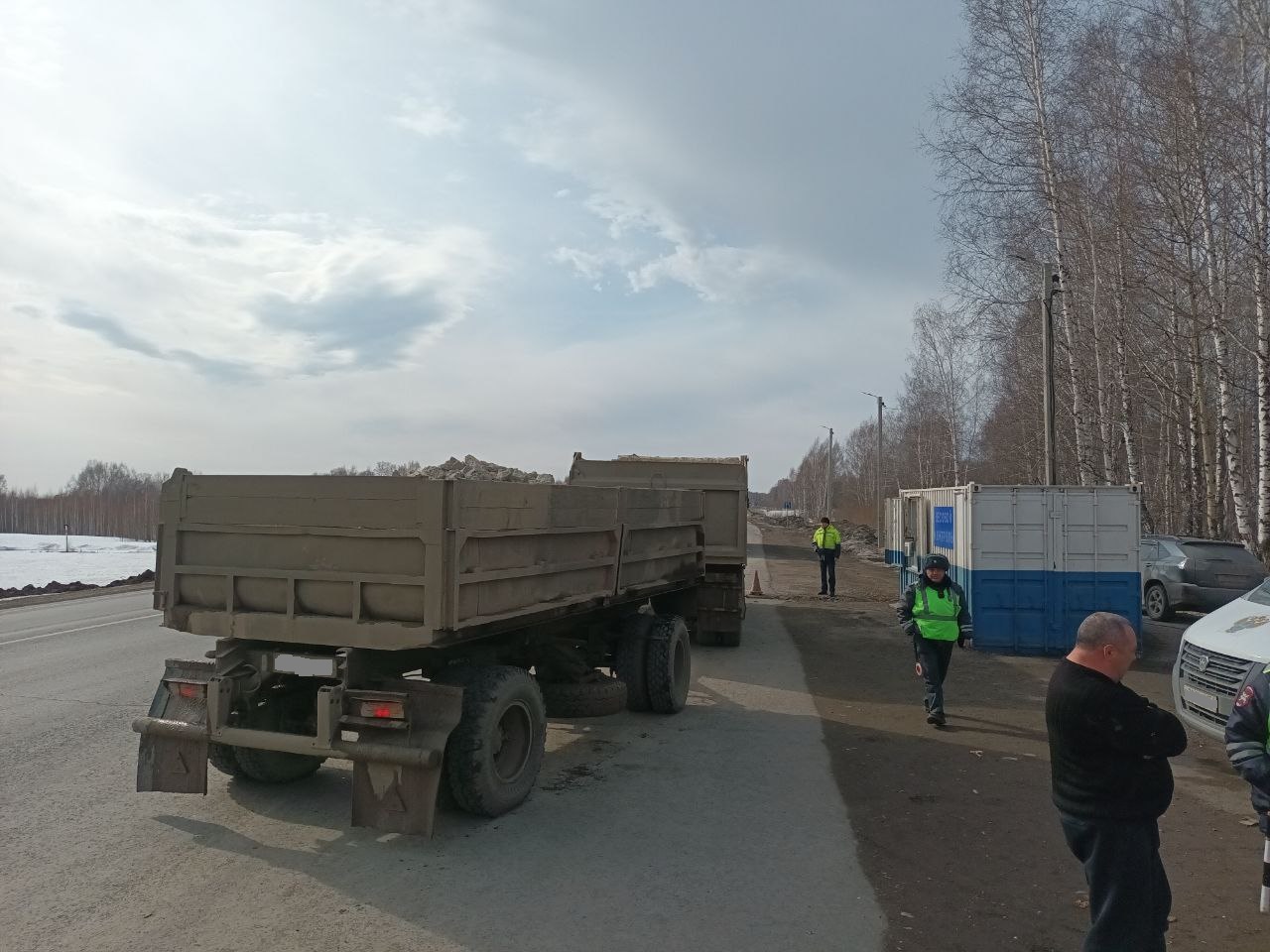 Сотрудниками МТУ Ространснадзора по СФО проводится контроль по соблюдению перевозчиками требований Правил движения тяжеловесного и крупногабаритного транспортного средства